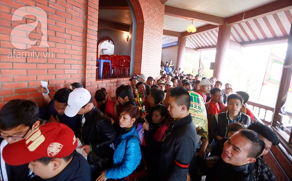 Hàng vạn người đội mưa lên Yên Tử trong ngày khai hội 11