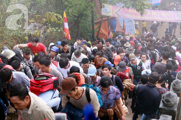 Hàng vạn người đội mưa lên Yên Tử trong ngày khai hội 12