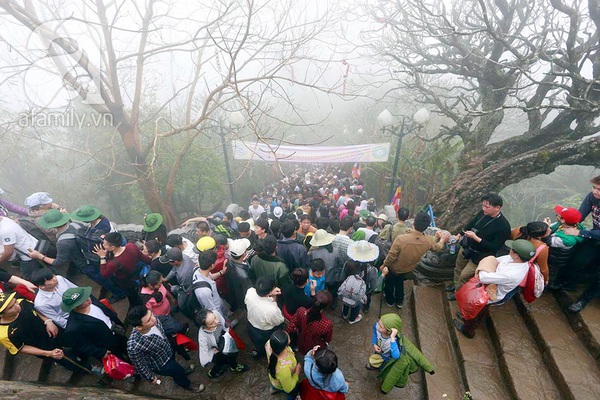 Hàng vạn người đội mưa lên Yên Tử trong ngày khai hội 13