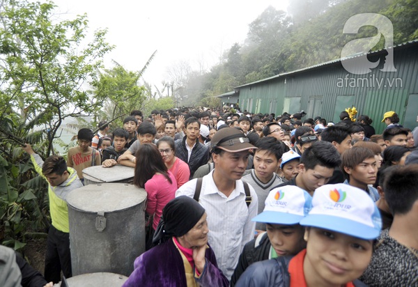 Hàng vạn người đội mưa lên Yên Tử trong ngày khai hội 14