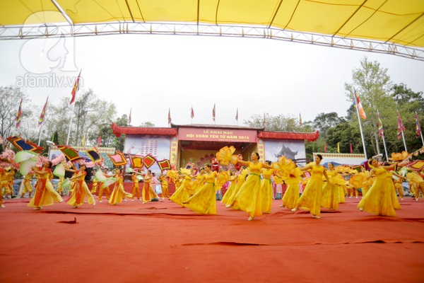 Hàng vạn người đội mưa lên Yên Tử trong ngày khai hội 4