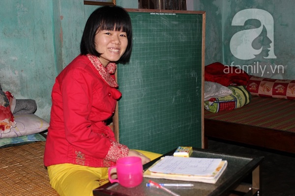 Xúc động hình ảnh cô gái ngồi liệt một chỗ dạy chữ cho trẻ em 1