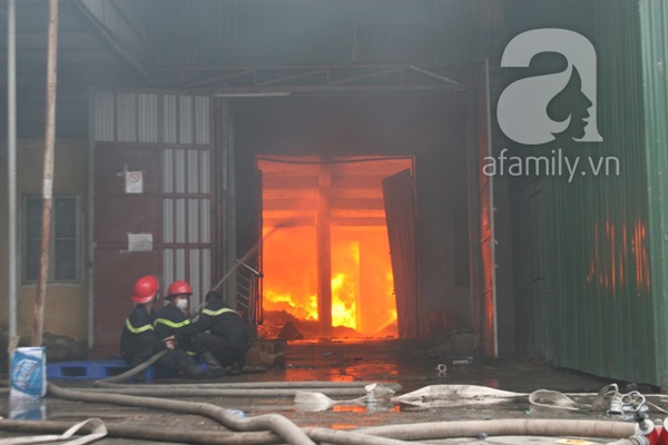 Cháy rất lớn tại KCN Vĩnh Tuy, hàng trăm người mạo hiểm lao vào cứu hàng 8