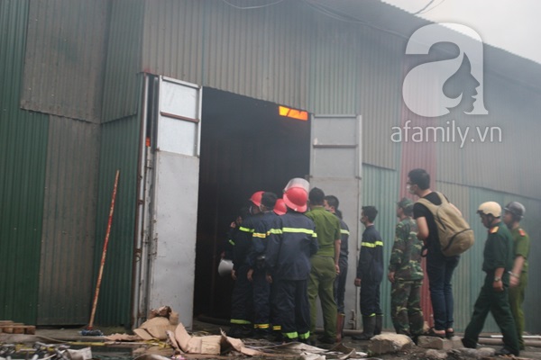 Cháy rất lớn tại KCN Vĩnh Tuy, hàng trăm người mạo hiểm lao vào cứu hàng 9