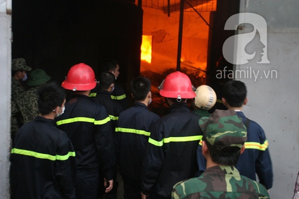 Cháy rất lớn tại KCN Vĩnh Tuy, hàng trăm người mạo hiểm lao vào cứu hàng 11