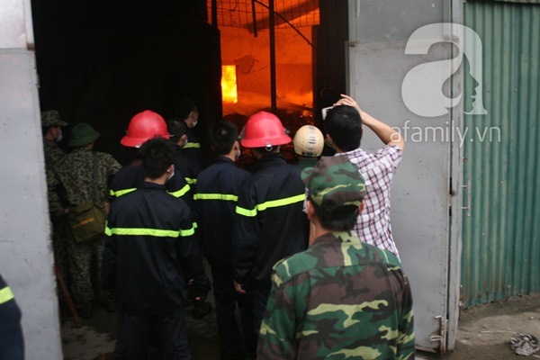 Cháy rất lớn tại KCN Vĩnh Tuy, hàng trăm người mạo hiểm lao vào cứu hàng 12