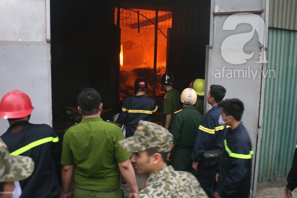 Cháy rất lớn tại KCN Vĩnh Tuy, hàng trăm người mạo hiểm lao vào cứu hàng 13