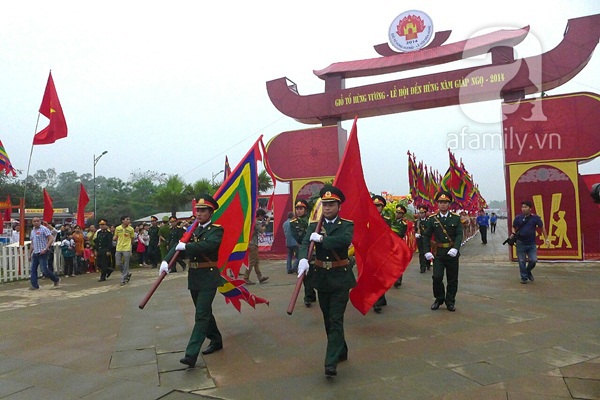 Trời nắng dịu, cả triệu người thành kính trong lễ dâng hương trọng thể tại đền Hùng 3