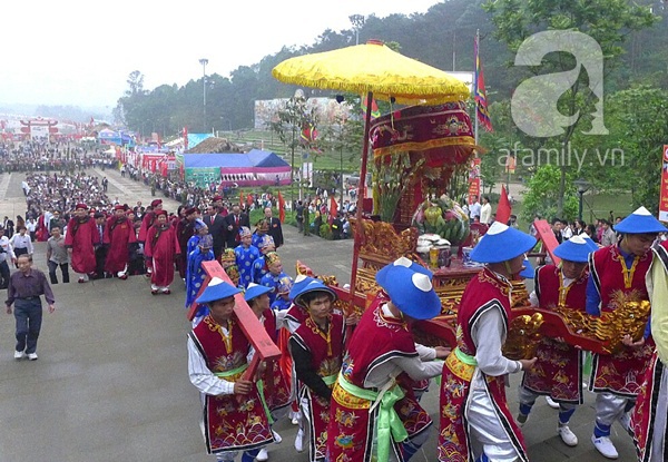 Trời nắng dịu, cả triệu người thành kính trong lễ dâng hương trọng thể tại đền Hùng 12