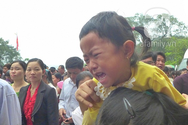 Trẻ nhỏ thất thần vì chen lấn tại lễ đền Hùng 8