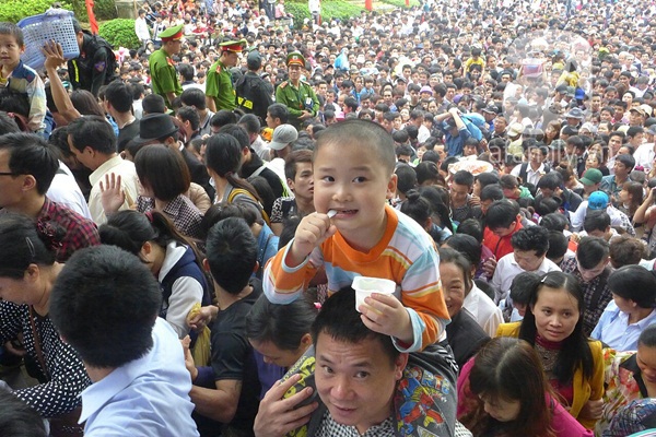 Trẻ nhỏ thất thần vì chen lấn tại lễ đền Hùng 10
