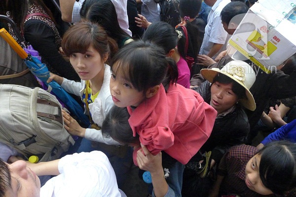 Trẻ nhỏ thất thần vì chen lấn tại lễ đền Hùng 11