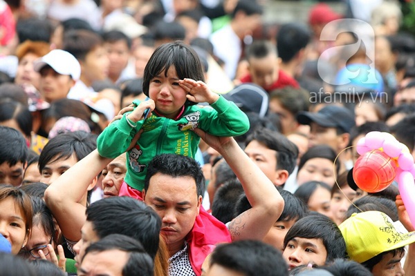 Trẻ nhỏ thất thần vì chen lấn tại lễ đền Hùng 9