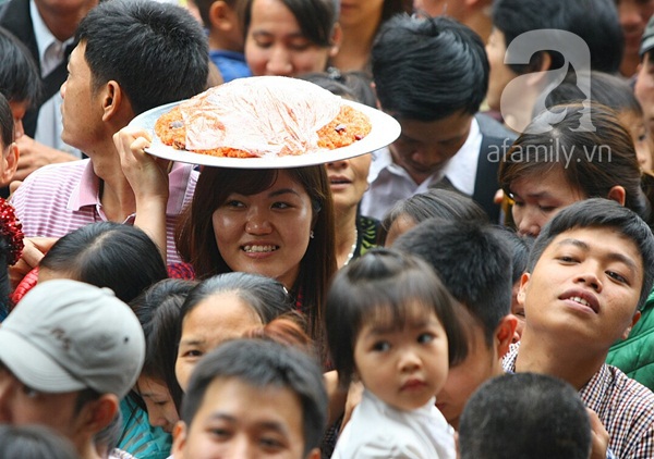 Trẻ nhỏ thất thần vì chen lấn tại lễ đền Hùng 3