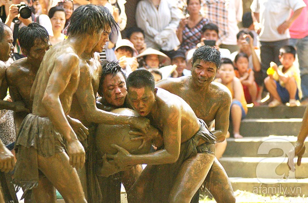 Vật nhau trong bùn, thanh niên đóng khố tranh giành quả cầu gỗ nặng 20 kg 14