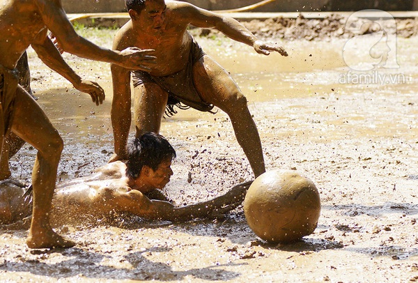 Vật nhau trong bùn, thanh niên đóng khố tranh giành quả cầu gỗ nặng 20 kg 9