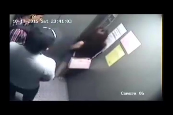 cướp thang máy