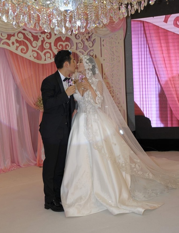 Sao chụp ảnh cưới ở VN hôn say đắm vợ trong tiệc cưới 8