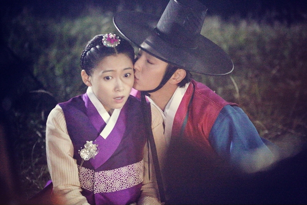 Người đẹp bối rối vì nụ hôn bất ngờ của Lee Jun Ki 3