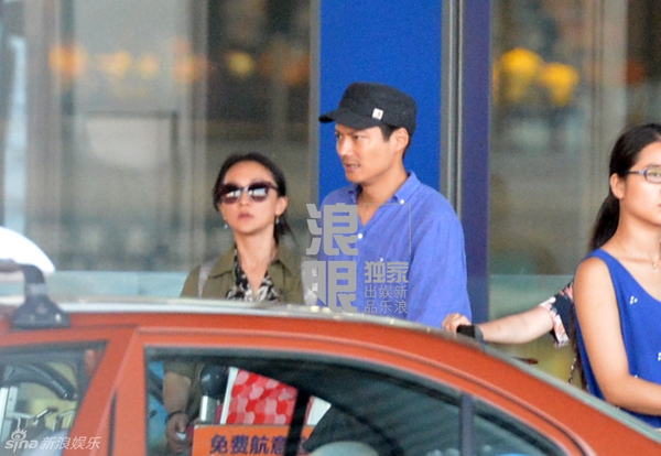 Châu Tấn để mặt mộc xuất hiện cùng chồng tại sân bay 5