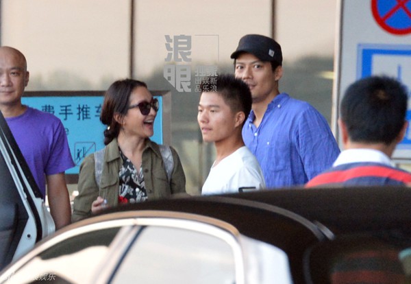 Châu Tấn để mặt mộc xuất hiện cùng chồng tại sân bay 6