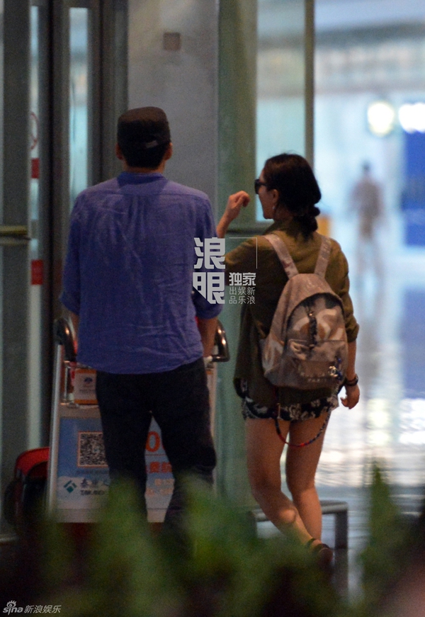 Châu Tấn để mặt mộc xuất hiện cùng chồng tại sân bay 4
