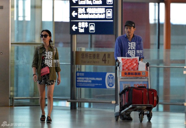 Châu Tấn để mặt mộc xuất hiện cùng chồng tại sân bay 1