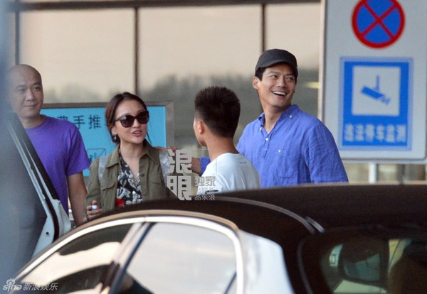 Châu Tấn để mặt mộc xuất hiện cùng chồng tại sân bay 8