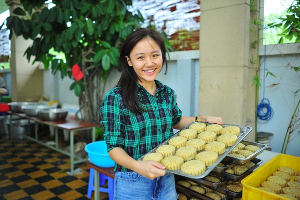 Văn Mai Hương mặt mộc làm bánh Trung thu cho người nghèo 2