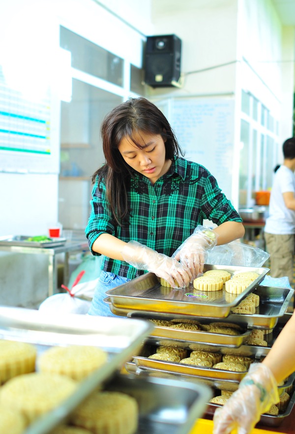 Văn Mai Hương mặt mộc làm bánh Trung thu cho người nghèo 3