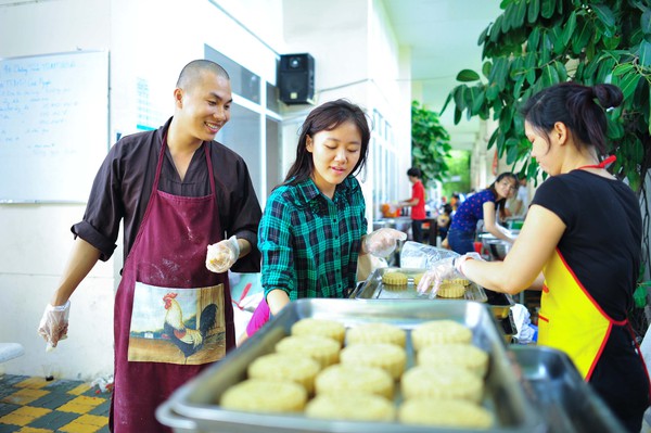 Văn Mai Hương mặt mộc làm bánh Trung thu cho người nghèo 4