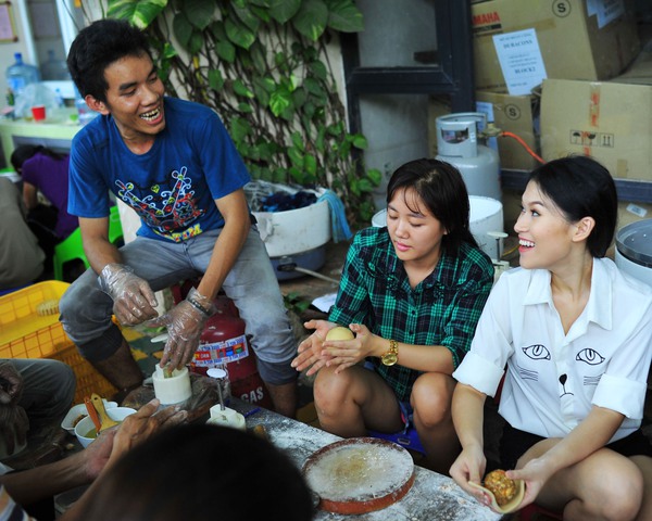 Văn Mai Hương mặt mộc làm bánh Trung thu cho người nghèo 5