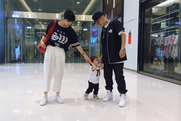 Những gia đ&igrave;nh trẻ si&ecirc;u dễ thương khiến bạn muốn... tan chảy