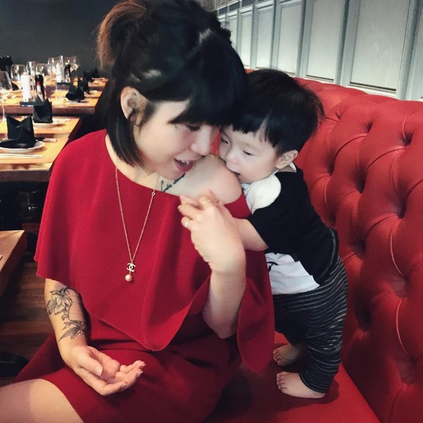Những gia đ&igrave;nh trẻ si&ecirc;u dễ thương khiến bạn muốn... tan chảy