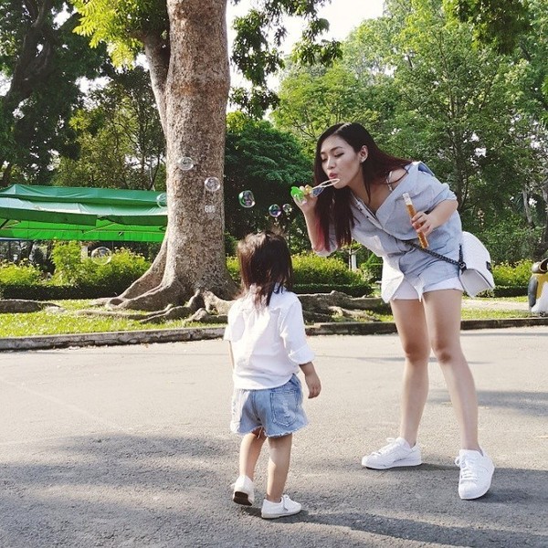 Những gia đ&igrave;nh trẻ si&ecirc;u dễ thương khiến bạn muốn... tan chảy