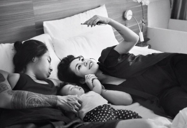 Những gia đ&igrave;nh trẻ si&ecirc;u dễ thương khiến bạn muốn... tan chảy