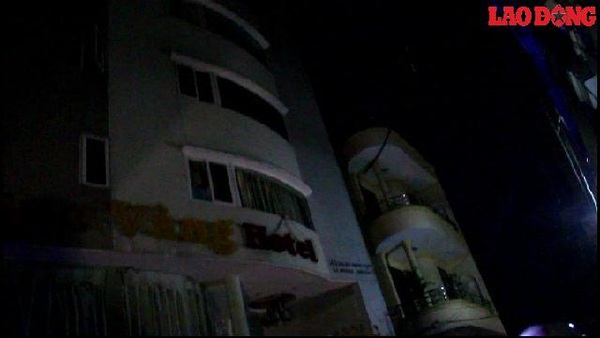 TP HCM: Khách sạn cháy trong đêm, 5 người cấp cứu vì ngạt khói