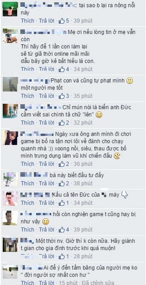 Mẹ c&ugrave;ng con trai cầm bảng phạt đứng giữa đường v&igrave; con mải chơi game