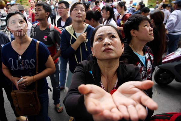 Ngày Vu Lan, người dân chờ hàng giờ hứng hoa sa la rụng