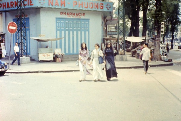 Qúy cô Sài Gòn xưa mặc và chơi gì?