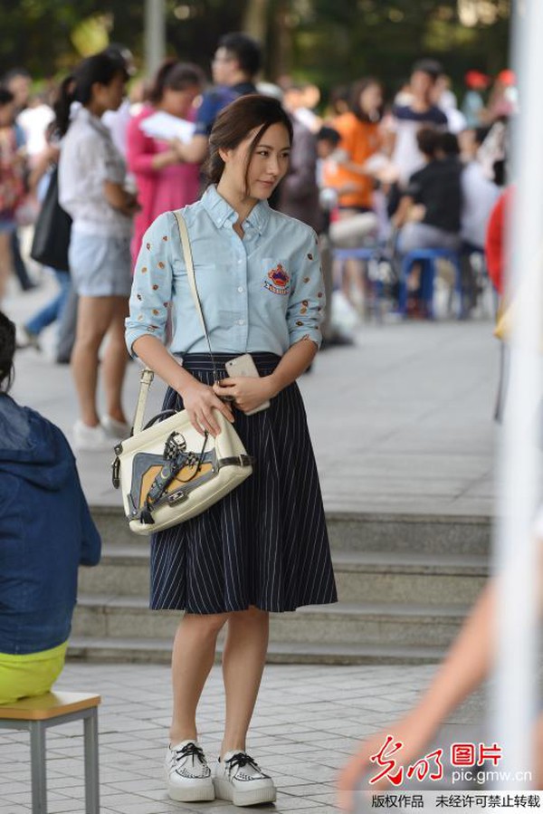 Xao xuyến trước những b&oacute;ng hồng ở trường Nghệ thuật Nam Kinh