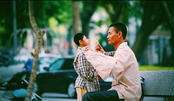 X&uacute;c động với nụ h&ocirc;n ngọt ng&agrave;o của em b&eacute; bệnh down v&agrave; người cha gi&agrave; giữa phố phường tấp nập