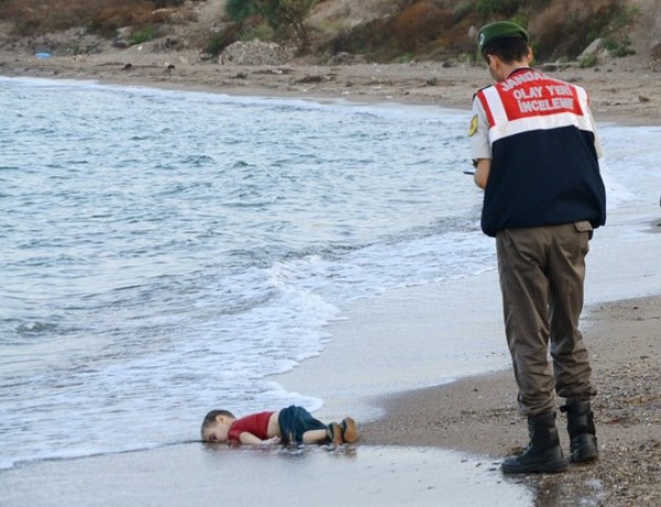 Cư dân mạng bật khóc và cầu nguyện cho cậu bé Syria nằm trên bờ biển