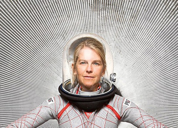 Dava Newman: Từ cô bé đánh giày tới Phó Giám đốc NASA