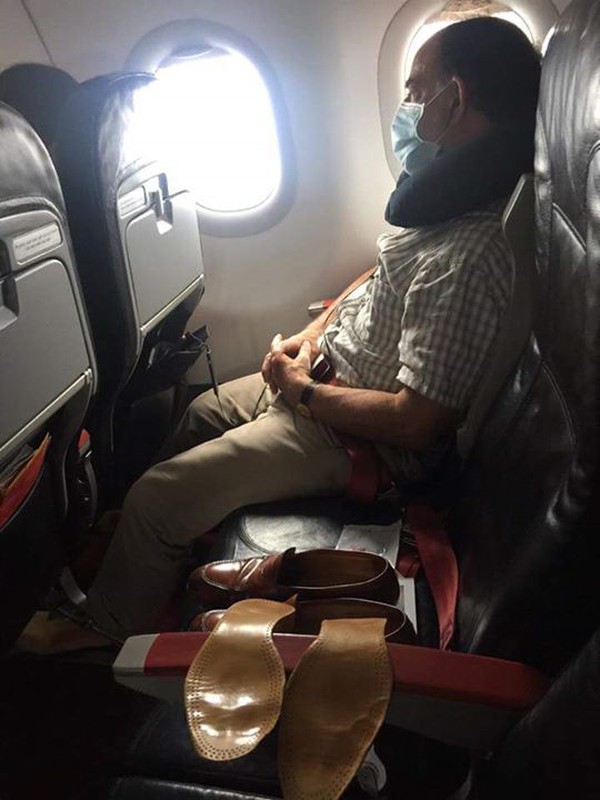 Hoảng hồn khách Tây đi máy bay phơi tất giày trên ghế hành khách