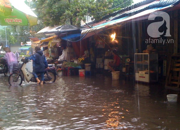 Mưa lớn, nhiều tuyến phố Hà Nội lại ngập úng 0,3m