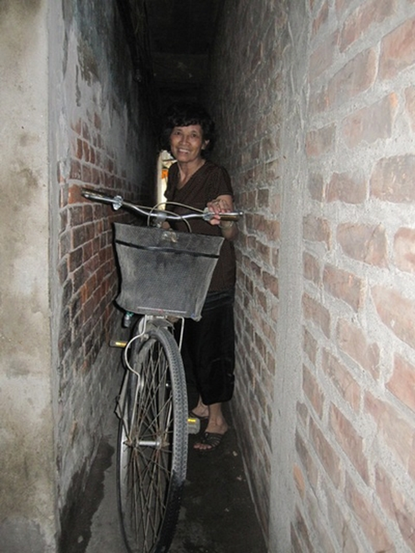 Bi hài chuyện sống trong những căn nhà siêu nhỏ, siêu cổ ở Hà Nội