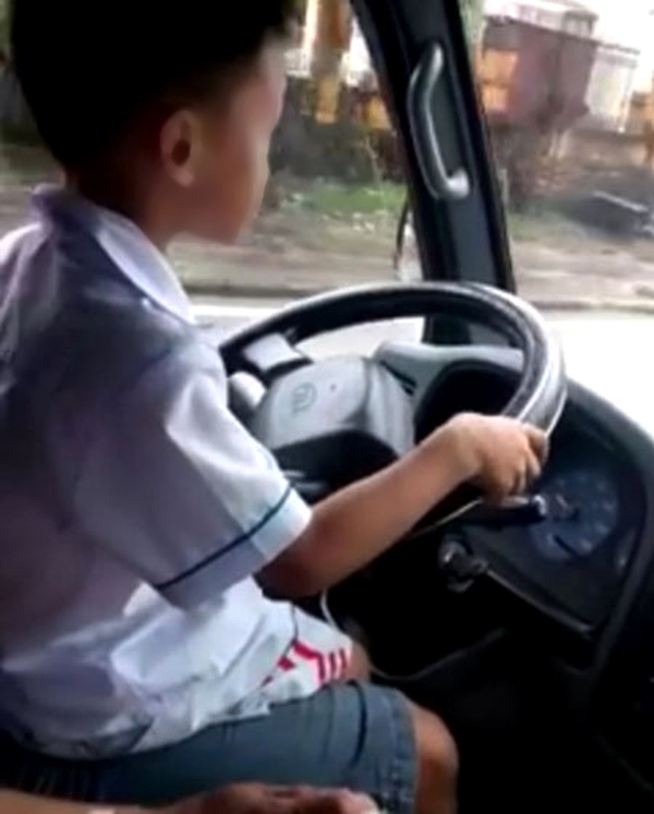 Phạt ông bố cho con trai 6 tuổi lái xe tải chạy trên đường