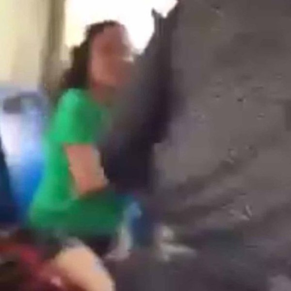 Trung Quốc: Cô gái bị ông cụ đánh vì không nhường ghế xe buýt