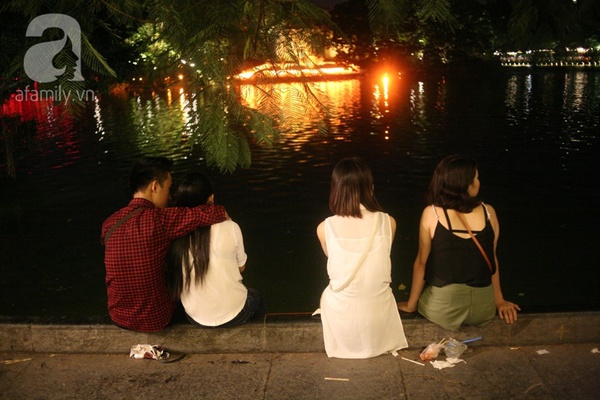 Rác ngập Hồ Gươm trong đêm Trung thu